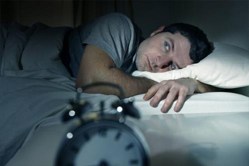 بی خوابی چه طور به سلامت مغز لطمه می زند؟