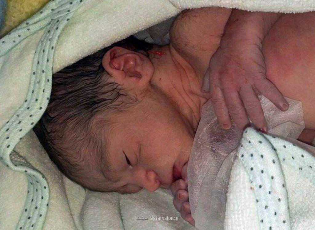 زایمان نوزاد قمی در داخل آمبولانس